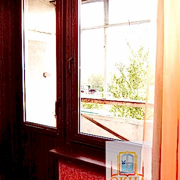 г. Голицыно, Ламинированные в коричневый цвет балконные блоки
Профиль Rehau 60 мм, двухкамерный стеклопакет 32 мм. Цветные откосы и подоконники